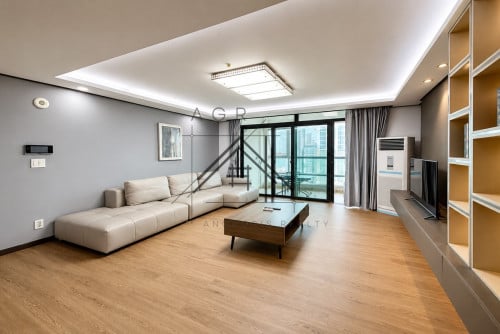 🏢 3 Bedroom Condo For Rent in De Castle Royal, BKK1 - Phnom Penh