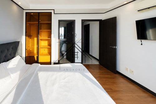 🏢 3 Bedroom Condo For Rent in De Castle Royal, BKK1 - Phnom Penh