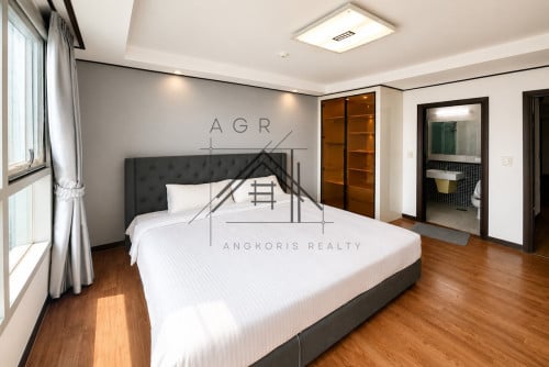 🏢 3 Bedroom Condo For Rent in De Castle Royal, BKK1 - Phnom Penh
