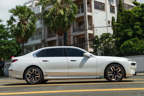 BMW I7