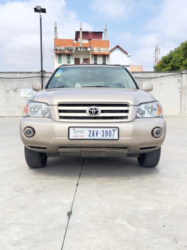 Highlander V4 ប៉ុង1 ឆ្នាំ2004 កៅអុី3ជួរ ពណ៍មាស