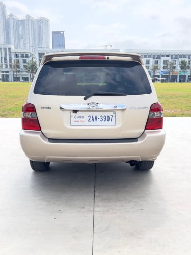 Highlander V4 ប៉ុង1 ឆ្នាំ2004 កៅអុី3ជួរ ពណ៍មាស