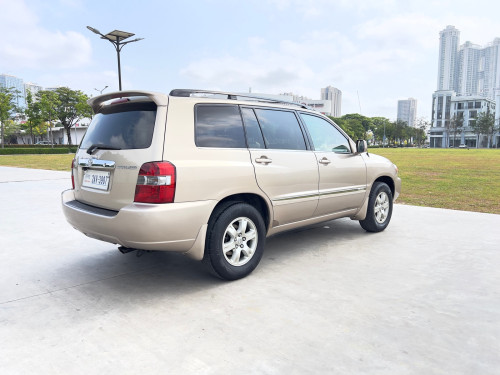 Highlander V4 ប៉ុង1 ឆ្នាំ2004 កៅអុី3ជួរ ពណ៍មាស