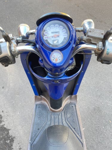 Honda scoopy (110cc, year2010, 650$) have all documents