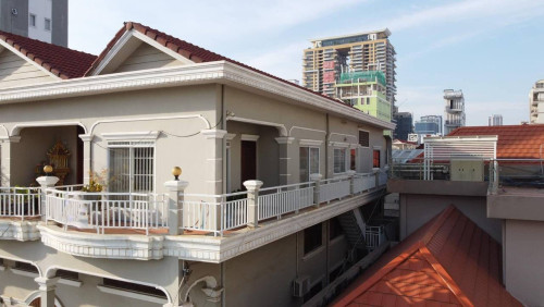 HOUSE FOR RENT IN BKK2