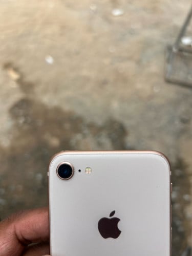 iPhone 8 ពណ៍មាស នៅដំដេីការទាំងអស់