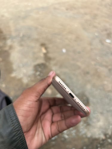 iPhone 8 ពណ៍មាស នៅដំដេីការទាំងអស់