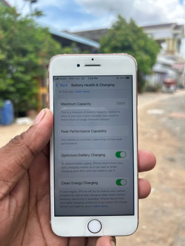 iPhone 8 ពណ៍មាស នៅដំដេីការទាំងអស់