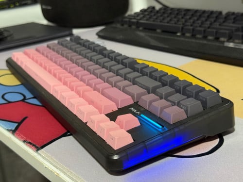 Keyboard Bluetooth RGB ថ្មី99% 20$