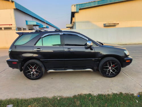 LEXUS RX 300 ឆ្នាំ០២ តម្លៃ10800៛