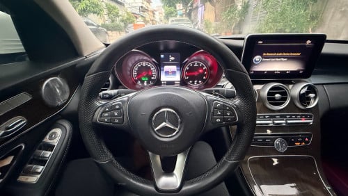 mercedes  C300 luxury ,ឆ្នាំ2015 , ពណ៌ស (ក្នុងខ្មៅ) ,ឡាននៅថ្មីខ្លាំង