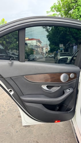 mercedes  C300 luxury ,ឆ្នាំ2015 , ពណ៌ស (ក្នុងខ្មៅ) ,ឡាននៅថ្មីខ្លាំង
