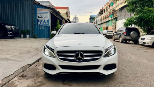mercedes  C300 luxury ,ឆ្នាំ2015 , ពណ៌ស (ក្នុងខ្មៅ) ,ឡាននៅថ្មីខ្លាំង