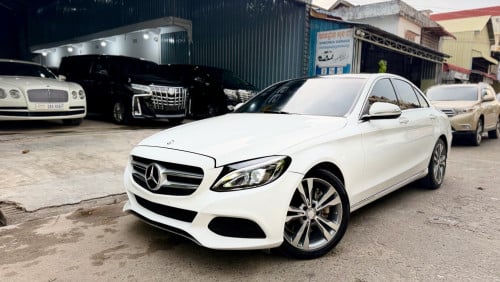 mercedes  C300 luxury ,ឆ្នាំ2015 , ពណ៌ស (ក្នុងខ្មៅ) ,ឡាននៅថ្មីខ្លាំង