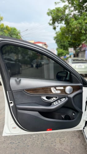 mercedes  C300 luxury ,ឆ្នាំ2015 , ពណ៌ស (ក្នុងខ្មៅ) ,ឡាននៅថ្មីខ្លាំង