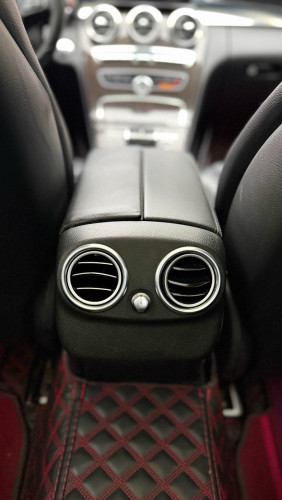 mercedes  C300 luxury ,ឆ្នាំ2015 , ពណ៌ស (ក្នុងខ្មៅ) ,ឡាននៅថ្មីខ្លាំង