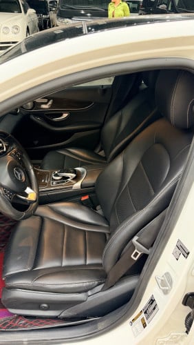 mercedes  C300 luxury ,ឆ្នាំ2015 , ពណ៌ស (ក្នុងខ្មៅ) ,ឡាននៅថ្មីខ្លាំង