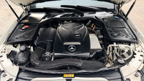 mercedes  C300 luxury ,ឆ្នាំ2015 , ពណ៌ស (ក្នុងខ្មៅ) ,ឡាននៅថ្មីខ្លាំង