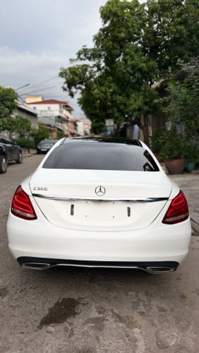 mercedes  C300 luxury ,ឆ្នាំ2015 , ពណ៌ស (ក្នុងខ្មៅ) ,ឡាននៅថ្មីខ្លាំង
