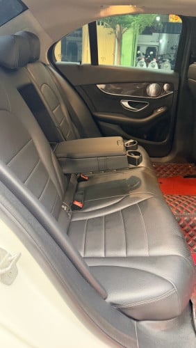 mercedes  C300 luxury ,ឆ្នាំ2015 , ពណ៌ស (ក្នុងខ្មៅ) ,ឡាននៅថ្មីខ្លាំង