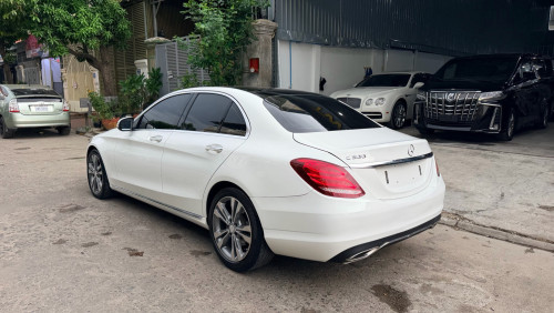 mercedes  C300 luxury ,ឆ្នាំ2015 , ពណ៌ស (ក្នុងខ្មៅ) ,ឡាននៅថ្មីខ្លាំង
