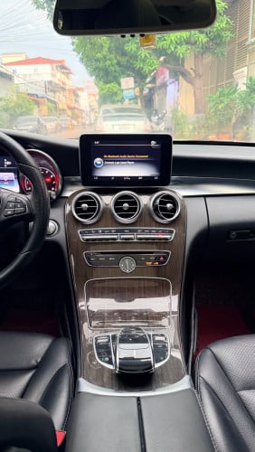 mercedes  C300 luxury ,ឆ្នាំ2015 , ពណ៌ស (ក្នុងខ្មៅ) ,ឡាននៅថ្មីខ្លាំង