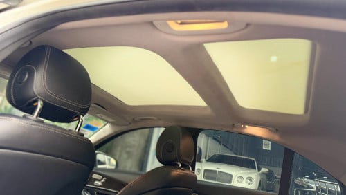 mercedes  C300 luxury ,ឆ្នាំ2015 , ពណ៌ស (ក្នុងខ្មៅ) ,ឡាននៅថ្មីខ្លាំង
