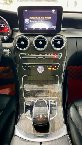 mercedes  C300 luxury ,ឆ្នាំ2015 , ពណ៌ស (ក្នុងខ្មៅ) ,ឡាននៅថ្មីខ្លាំង