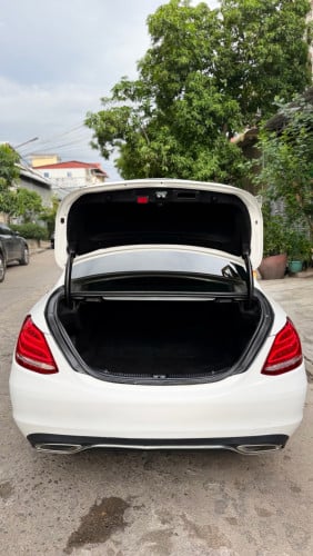 mercedes  C300 luxury ,ឆ្នាំ2015 , ពណ៌ស (ក្នុងខ្មៅ) ,ឡាននៅថ្មីខ្លាំង