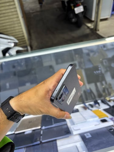Oppo Reno8 256G Ram8G Sim2 ម៉ាសុីនអេក្រងស្រុីនដានតិចៗ