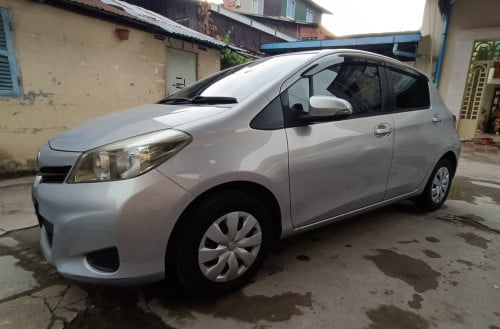 ឆ្នាំ 2013 Toyota Vitz Smart Key