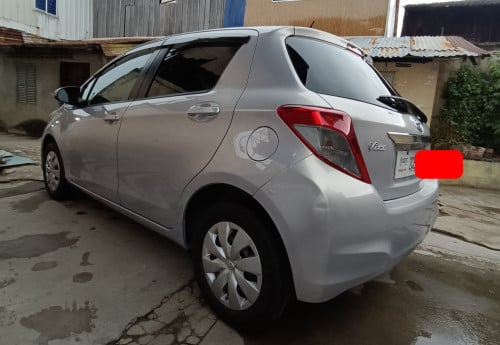 ឆ្នាំ 2013 Toyota Vitz Smart Key