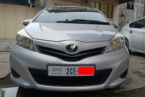ឆ្នាំ 2013 Toyota Vitz Smart Key