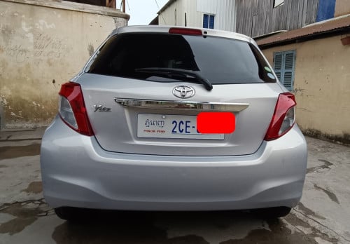 ឆ្នាំ 2013 Toyota Vitz Smart Key