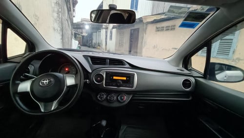 ឆ្នាំ 2013 Toyota Vitz Smart Key