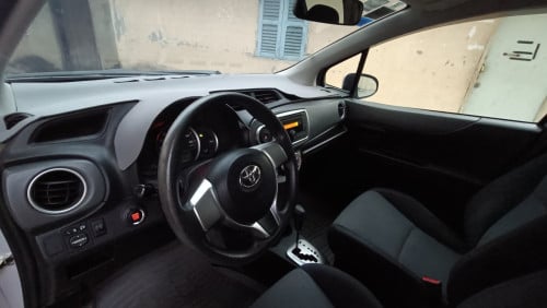 ឆ្នាំ 2013 Toyota Vitz Smart Key