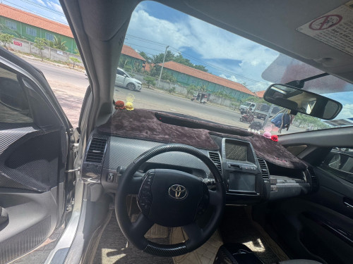 Toyota Prius 2004 ពណ៌ប្រាក់ មានបង់រំលួសទិញដាច់វៃដូរអាចទាក់ទងមកបាន
