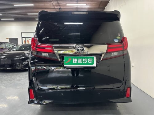 Upgrading the interior of a 2017 Toyota Alphard costs over $3,000.