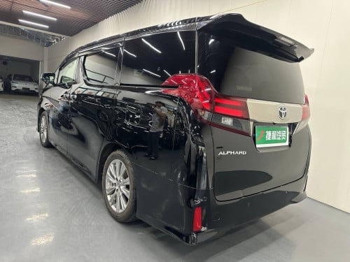 Upgrading the interior of a 2017 Toyota Alphard costs over $3,000.