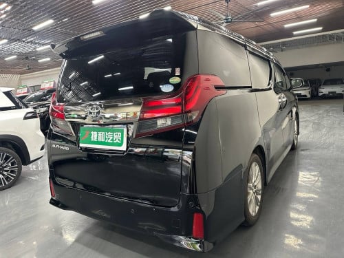 Upgrading the interior of a 2017 Toyota Alphard costs over $3,000.