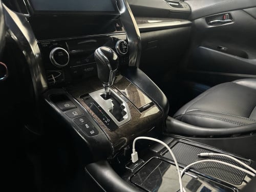 Upgrading the interior of a 2017 Toyota Alphard costs over $3,000.
