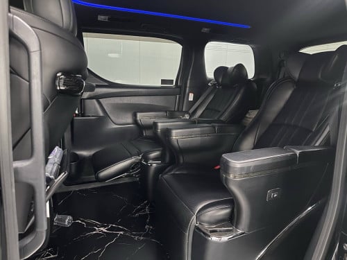 Upgrading the interior of a 2017 Toyota Alphard costs over $3,000.