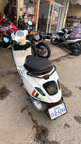 Vespa 025 មានពន្ធត្រឹមត្រូវ
