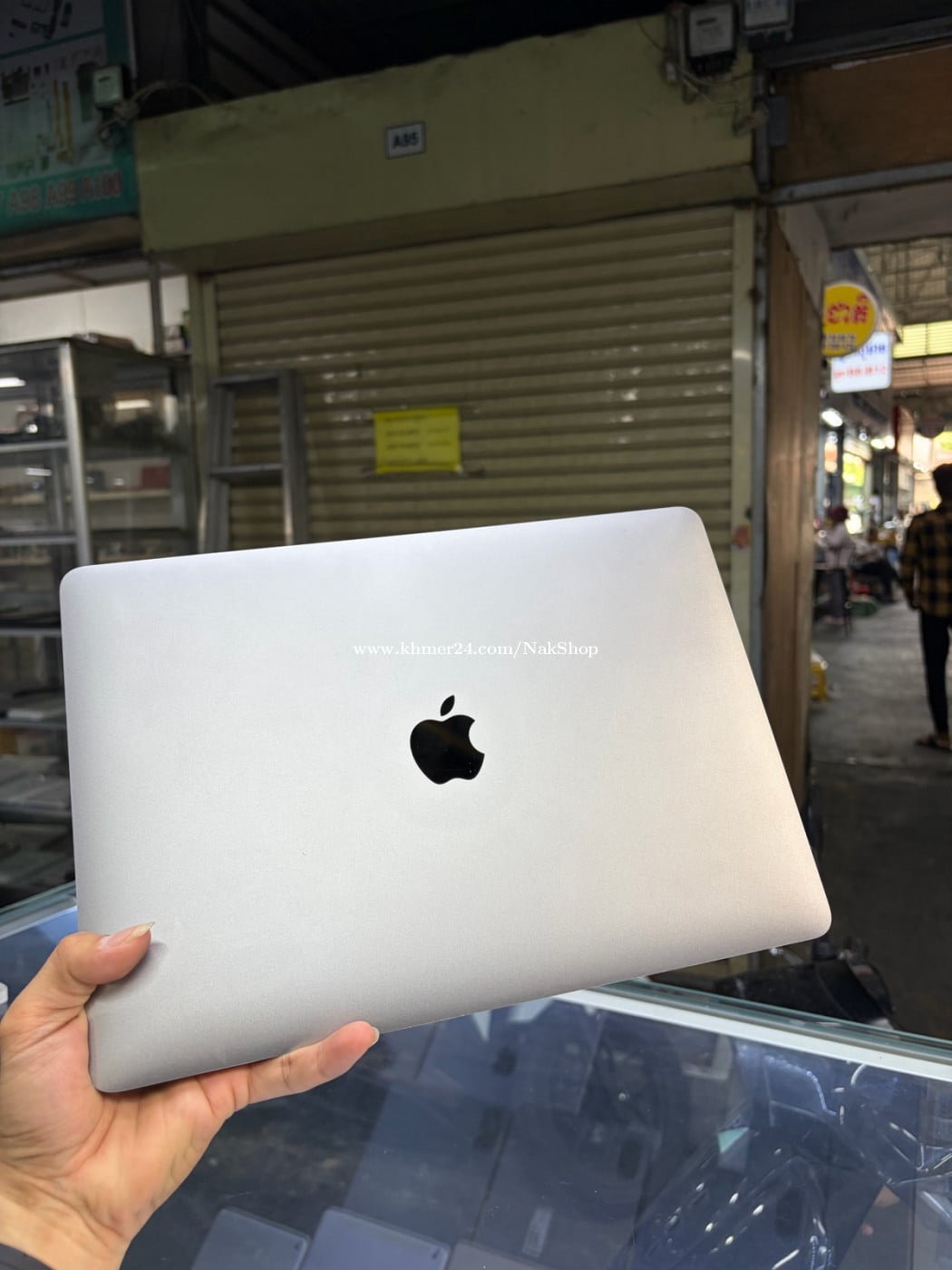MacBook Pro 2019 13inh Corei5 256G Ram8G បែកក្រោមអេក្រង់តិច