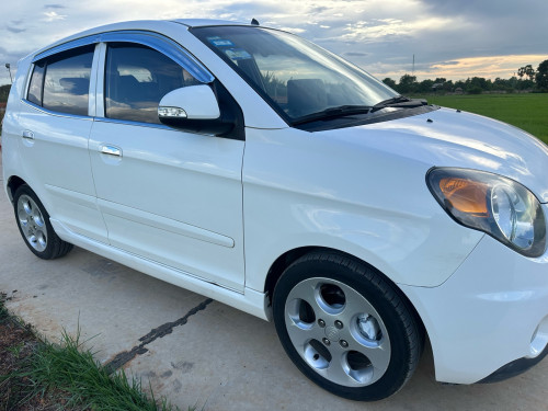 ឡានស្អាត់អត់បុកអត់ប៉ះ