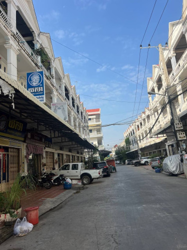 ផ្ទះល្វែងលក់បន្ទាន់ ( ភ្នំពេញ ជិតផ្សារ )