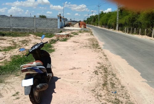 ដីដាក់លក់ (ជើងភ្នំតាម៉ៅ)