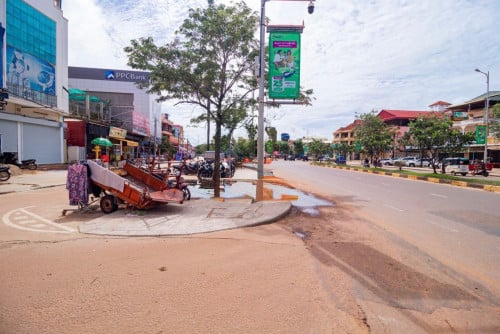 លក់ដី​និង​ផ្ទះ​