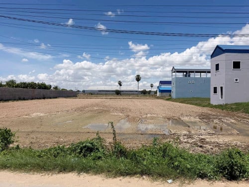 ដីលក់បន្ទាន់នៅលើផ្លូបេតុងចុះពីផ្លូវជាតិលេខ៣បន្តិច