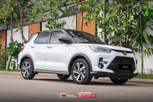 ឡានស្អាត 2023 full option ដំបូលខ្មៅ